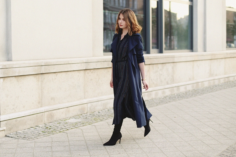 Granatowy trencz i sukienka 7/8