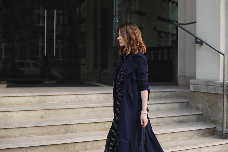 Sukienka 7/8 i granatowy trencz