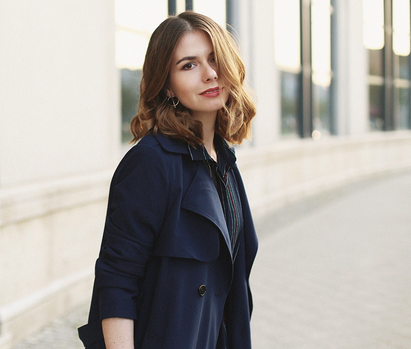 Granatowy trencz i sukienka 7/8