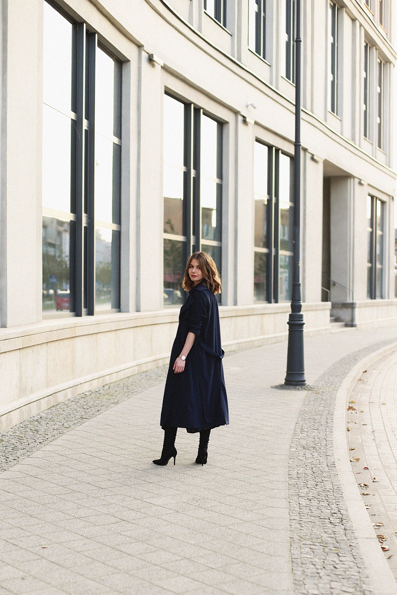 Sukienka 7/8 i granatowy trencz