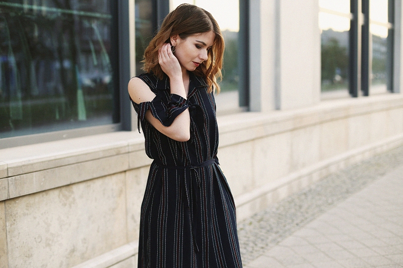 Koszulowa sukienka 7/8 z wycięciami na ramionach