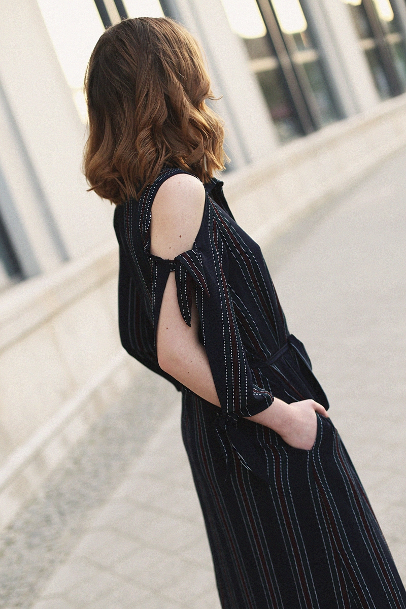 Koszulowa sukienka 7/8 z wycięciami na ramionach