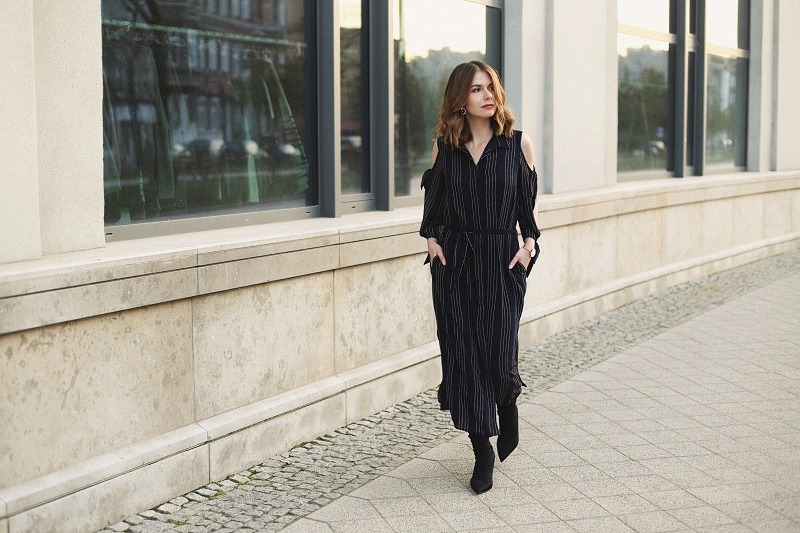 Koszulowa sukienka 7/8 z wycięciami na ramionach