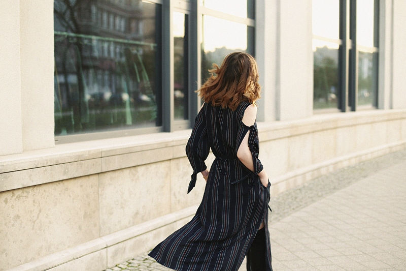 Koszulowa sukienka 7/8 z wycięciami na ramionach