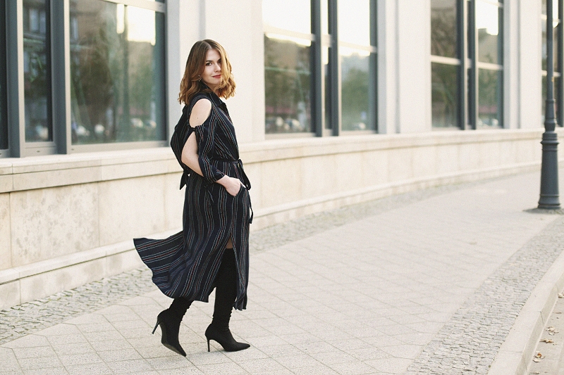 Koszulowa sukienka 7/8 z wycięciami na ramionach