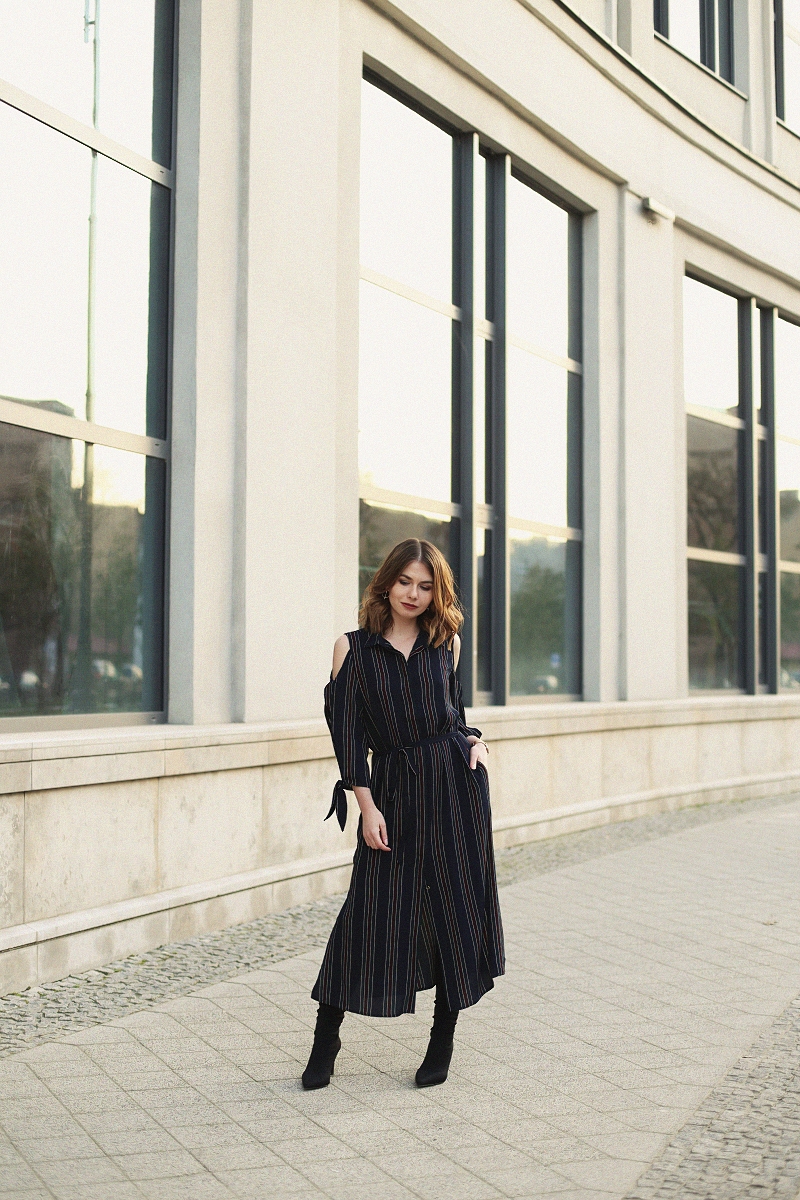 Koszulowa sukienka 7/8 z wycięciami na ramionach