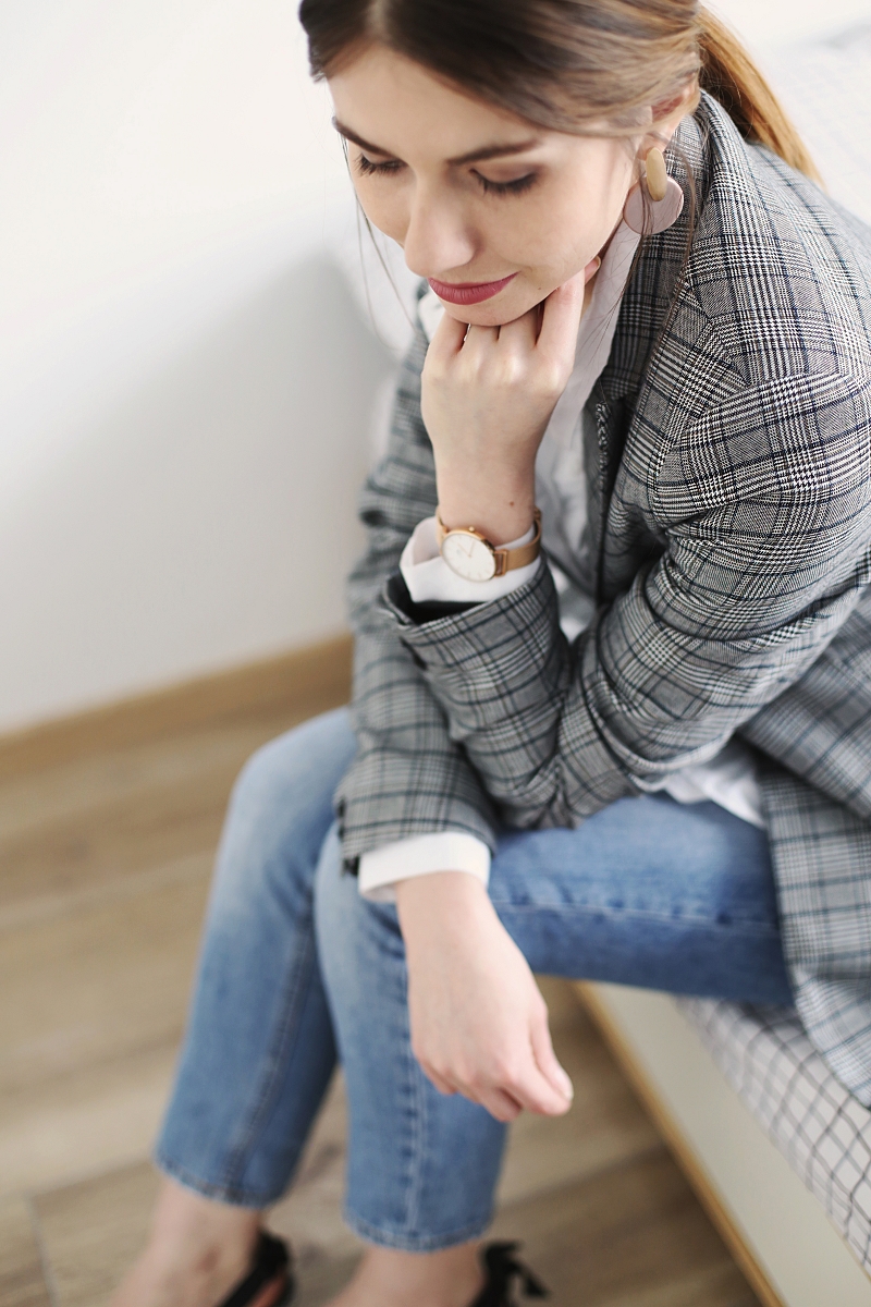 Marynarka w kratę i koszula z falbaną