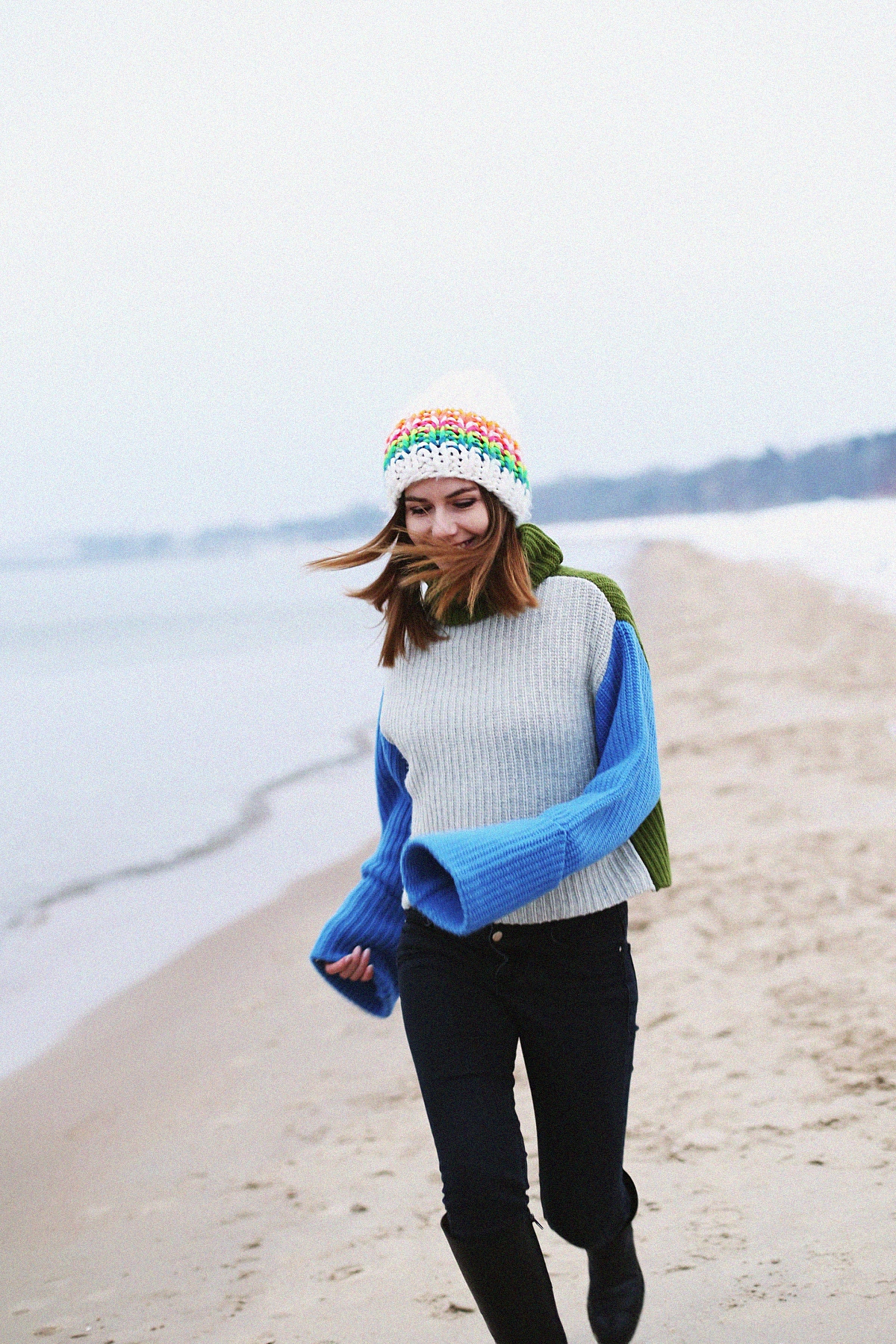 Kolorowy outfit zimowy: szeroki sweter z golfem & biała czapka o dużym splocie