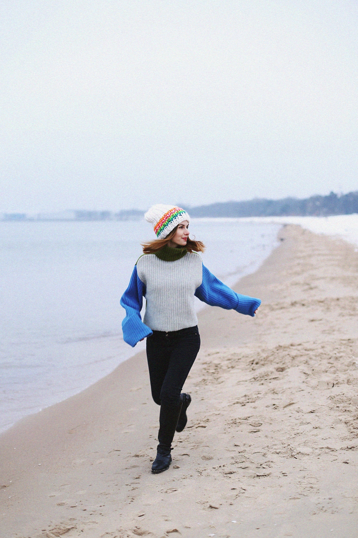 Kolorowy outfit zimowy: szeroki sweter z golfem & biała czapka o dużym splocie