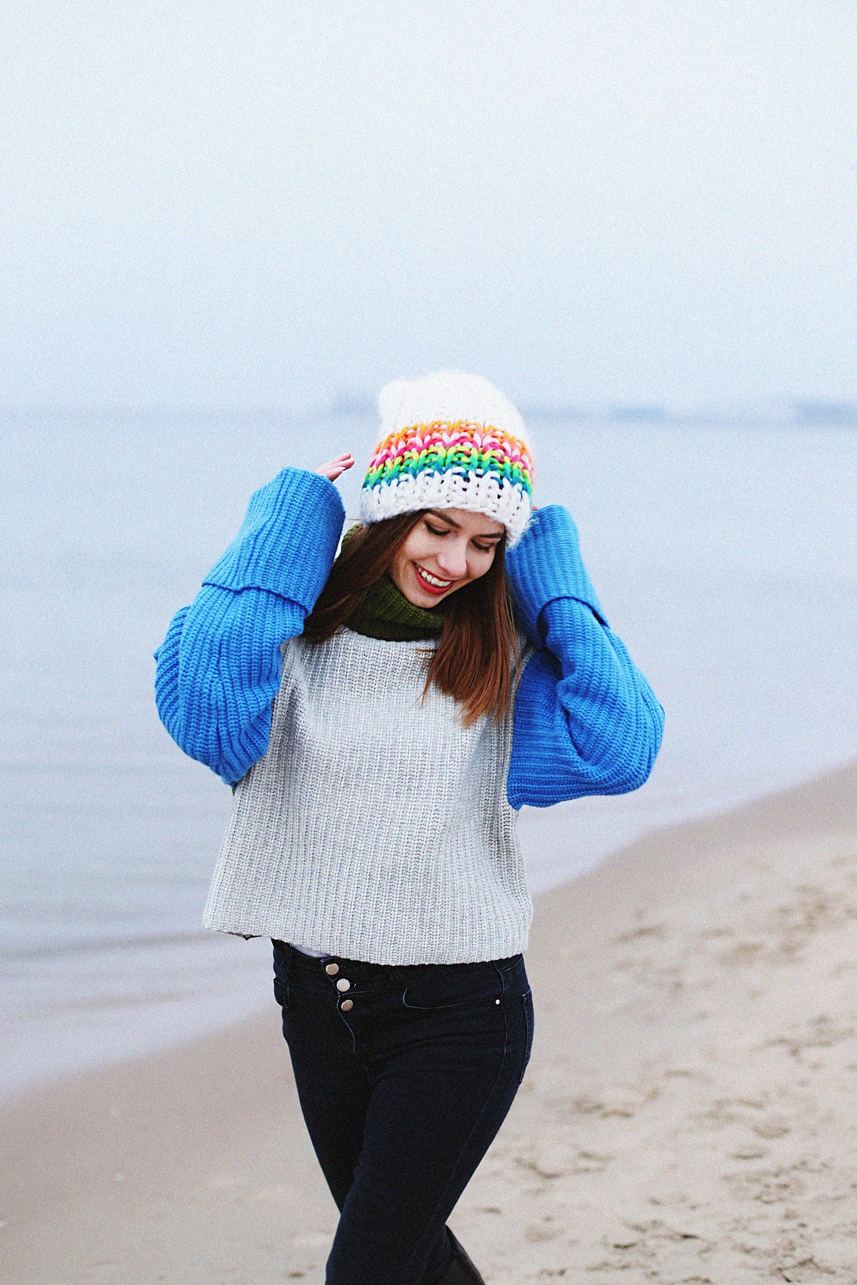 Kolorowy outfit zimowy: szeroki sweter z golfem & biała czapka o dużym splocie