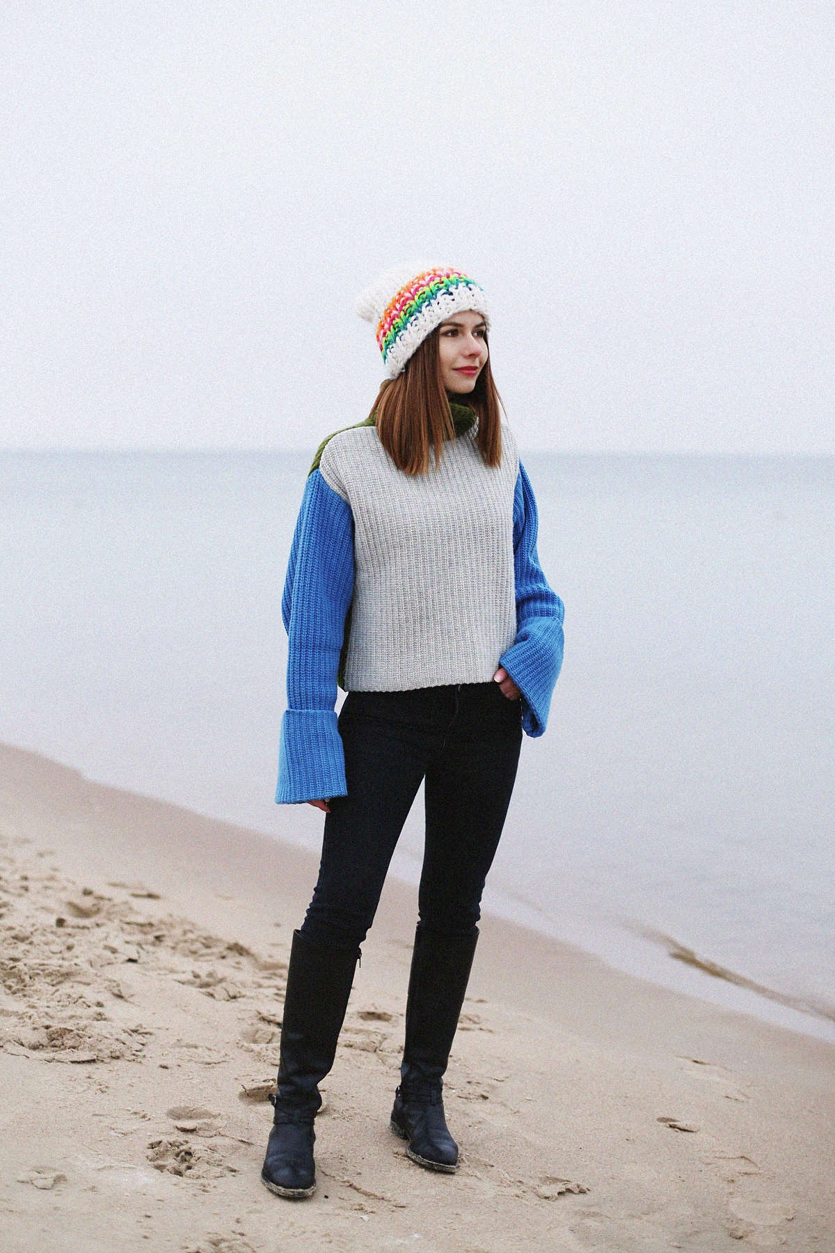 Kolorowy outfit zimowy: szeroki sweter z golfem & biała czapka o dużym splocie