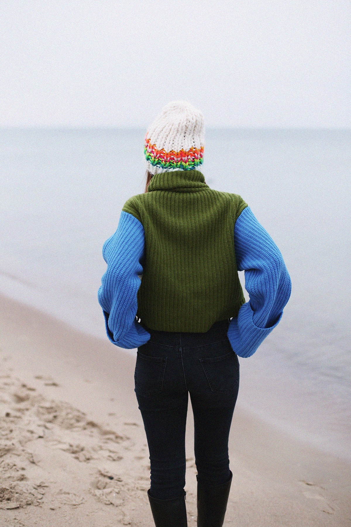 Kolorowy outfit zimowy: szeroki sweter z golfem & biała czapka o dużym splocie