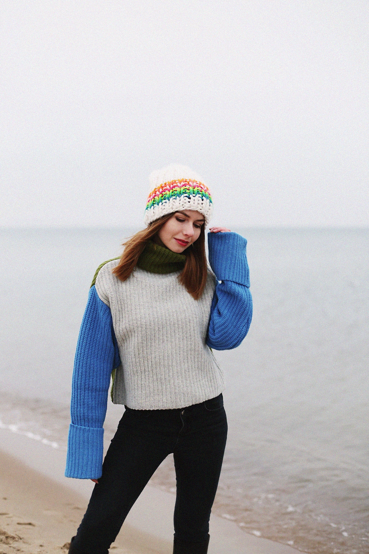 Kolorowy outfit zimowy: szeroki sweter z golfem & biała czapka o dużym splocie