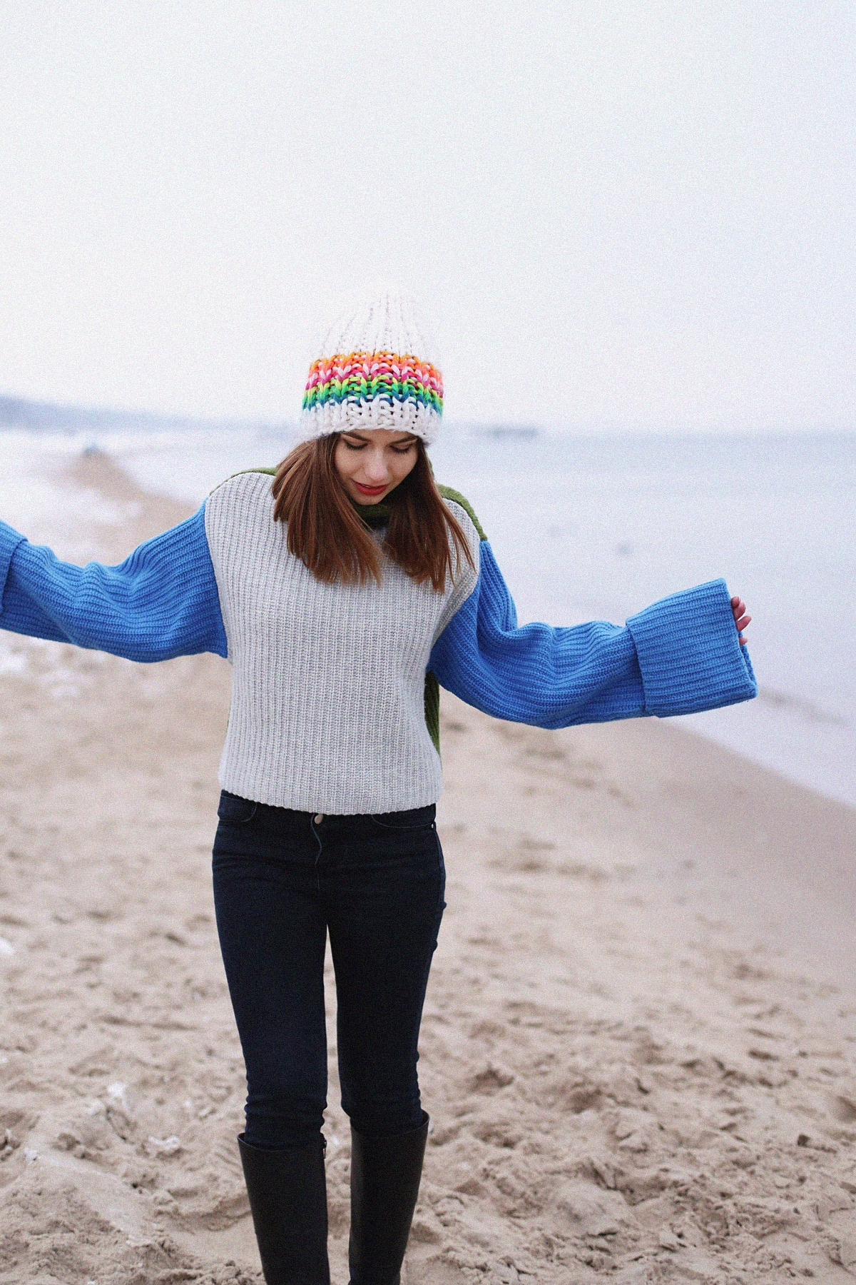 Kolorowy outfit zimowy: szeroki sweter z golfem & biała czapka o dużym splocie