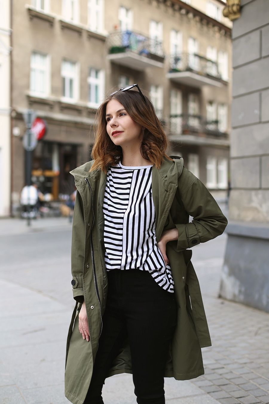 Stylizacja na majówkę - Parka, pasiak, jeansy z wysokim stanem - Moodo 