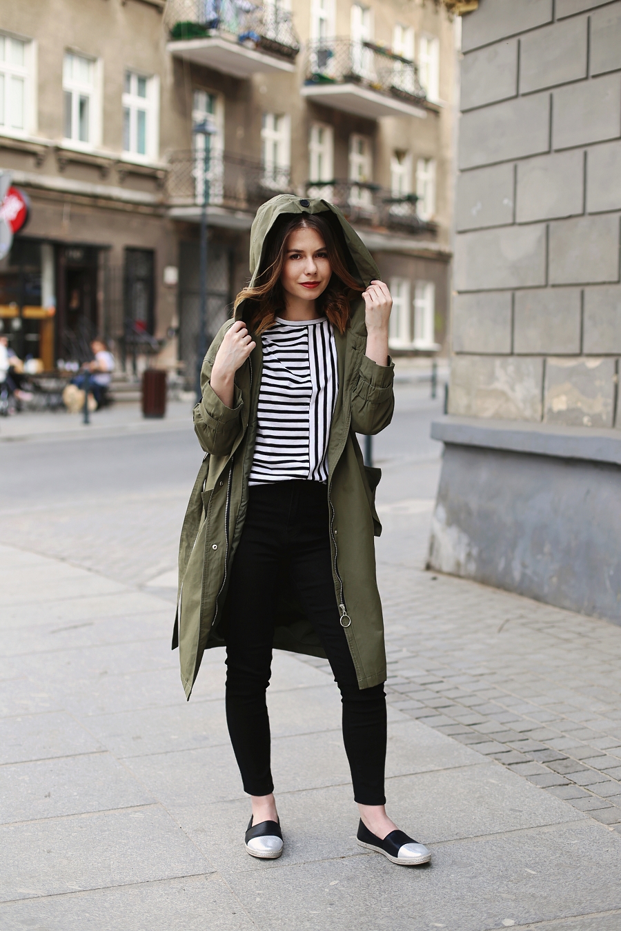 Stylizacja na majówkę - Parka, pasiak, jeansy z wysokim stanem, espadryle typu slip on - Moodo 