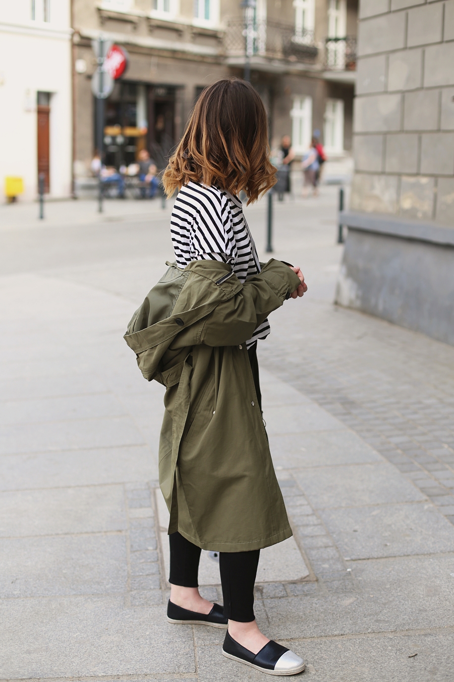 Stylizacja na majówkę - Parka, pasiak, jeansy z wysokim stanem, espadryle typu slip on - Moodo 