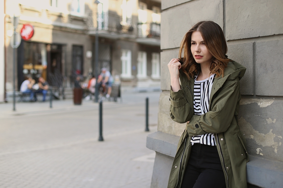 Stylizacja na majówkę - Parka, pasiak, jeansy z wysokim stanem - Moodo 