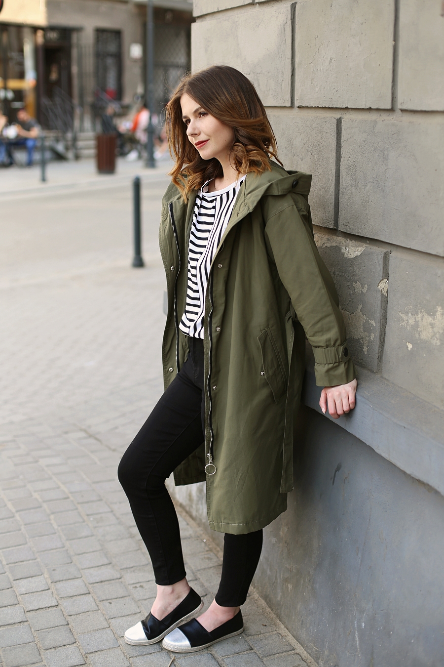 Stylizacja na majówkę - parka, pasiak, jeansy z wysokim stanem, espadryle typu slip on - Moodo 