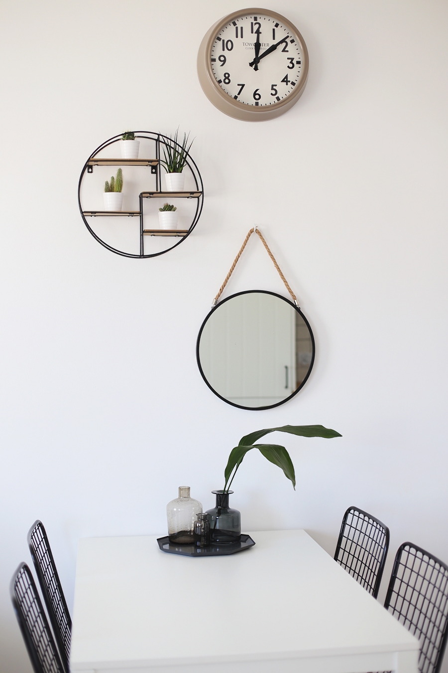 Jadalnia - biały stół, półka industrialna, zegar, lustro na sznurku, ręcznie robione krzesła metalowe Jadalnia - biały stół, półka industrialna, zegar, lustro na sznurku, ręcznie robione krzesła metalowe