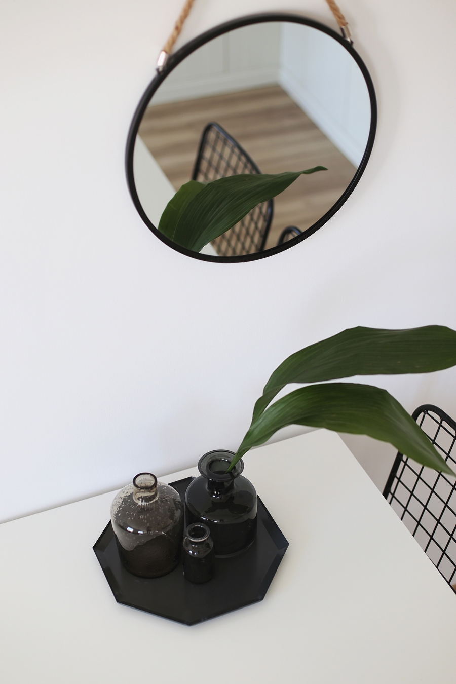 Jadalnia akcesoria: lustro na sznurku, wazony, liście Jadalnia akcesoria: lustro na sznurku, wazony, liście