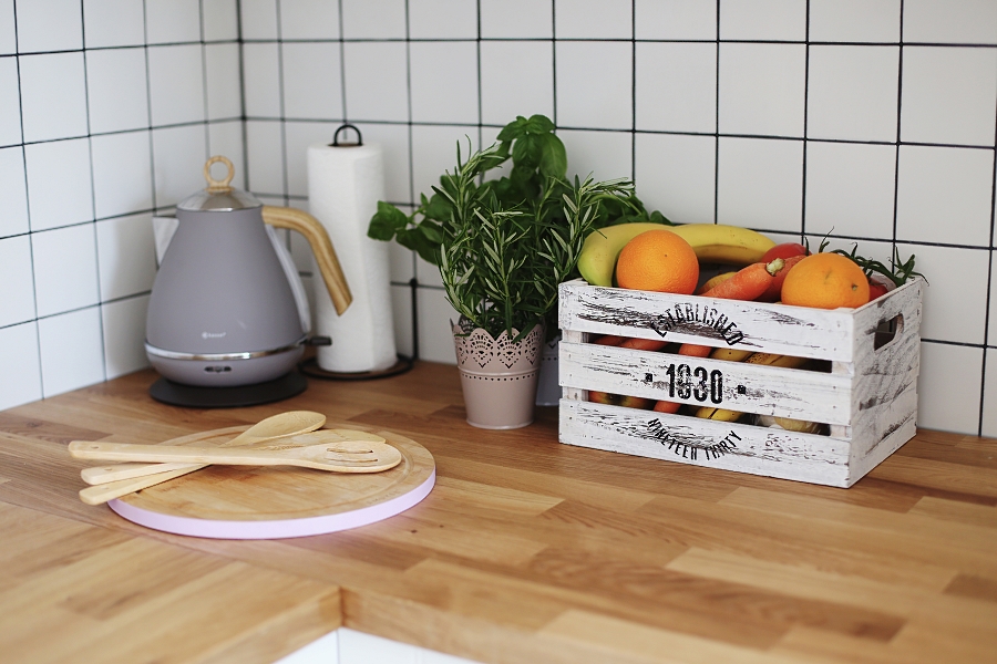 Kuchnia - akcesoria - skrzynka na warzywa, przyprawy, czajnik, deska Kuchnia - akcesoria - skrzynka na warzywa, przyprawy, czajnik, deska