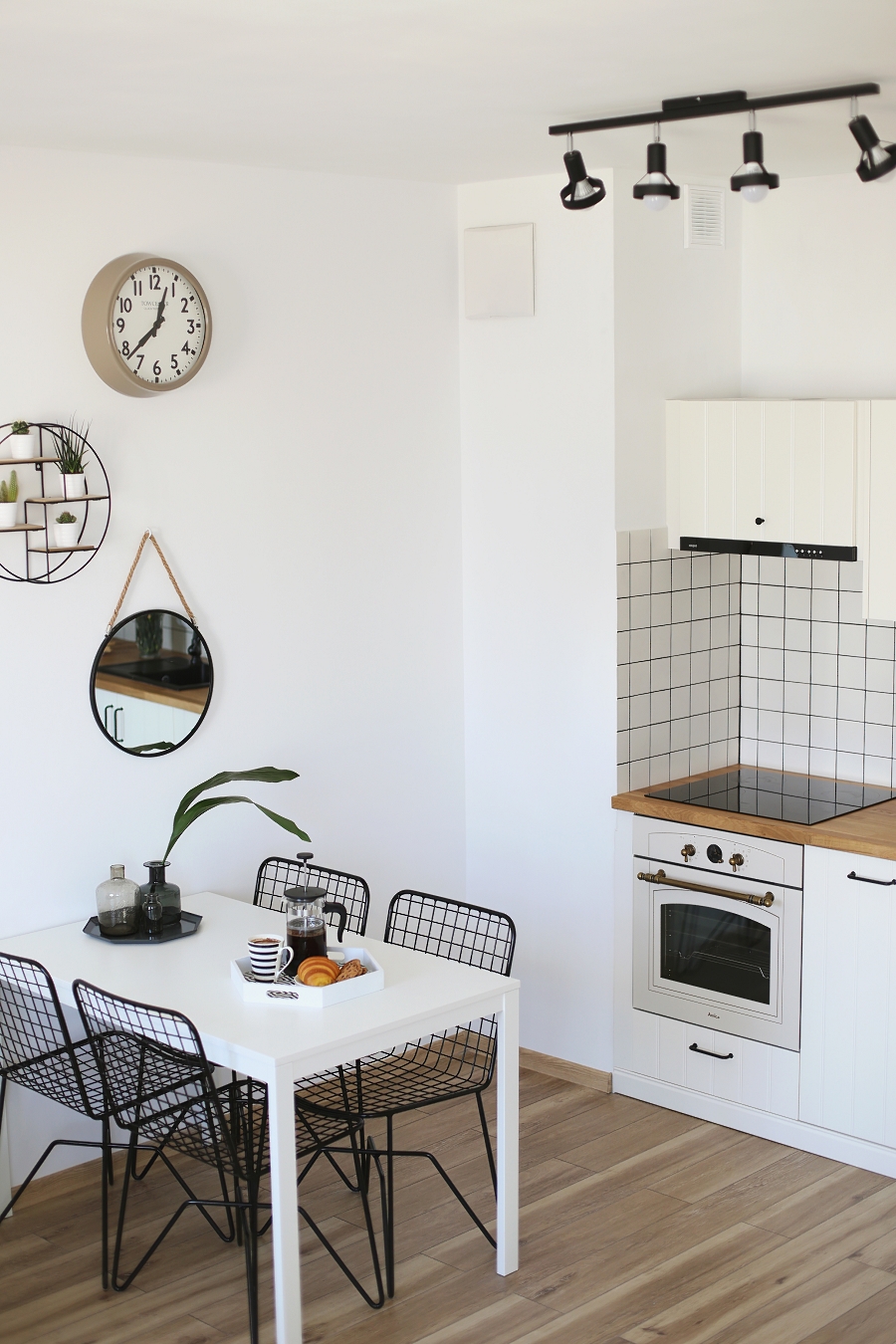 Kuchnia i jadalnia - metalowe krzesła, kuhnia ikea, retro piekarnik, wyposażenie Kuchnia i jadalnia - metalowe krzesła, kuhnia ikea, retro piekarnik, wyposażenie