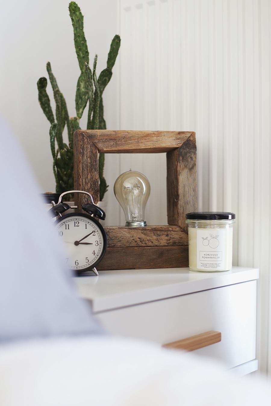 sypialnia - ręcznie robiona lampa, naturalna świeca, kaktus, budzik