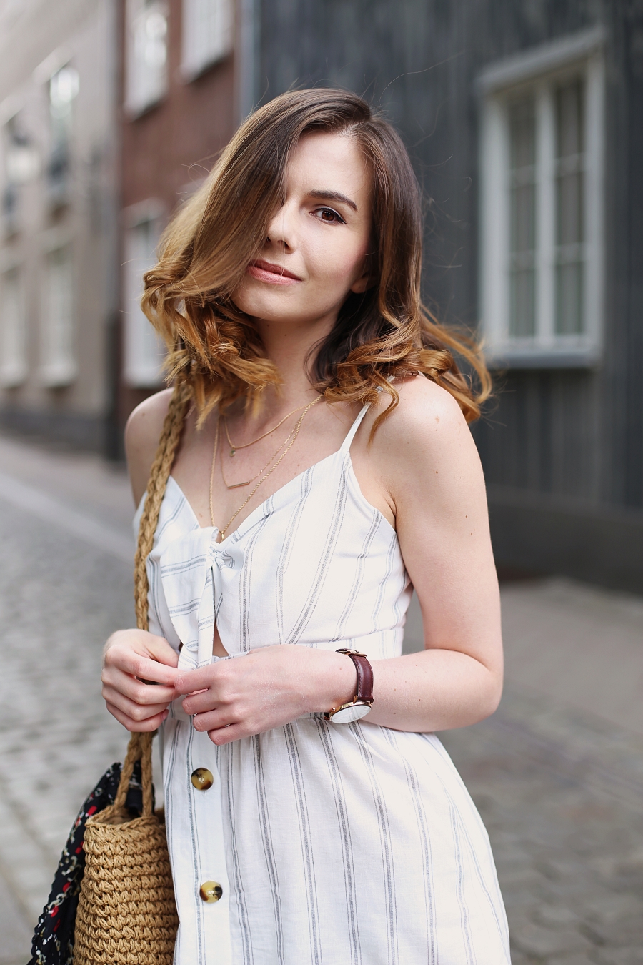 biała sukienka wiązana na biuście, pleciona torebka