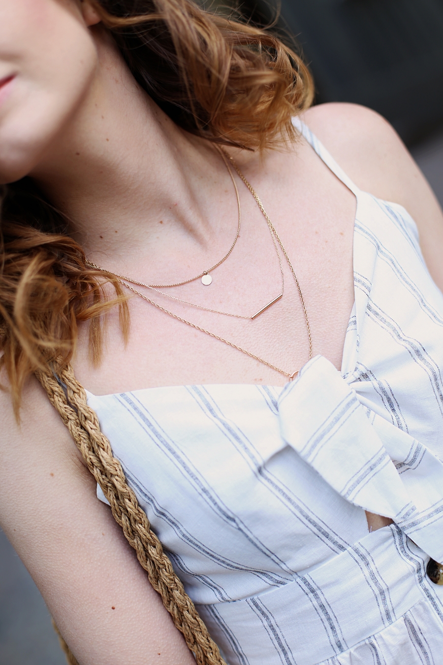 biała sukienka wiązana na biuście, pleciona torebka