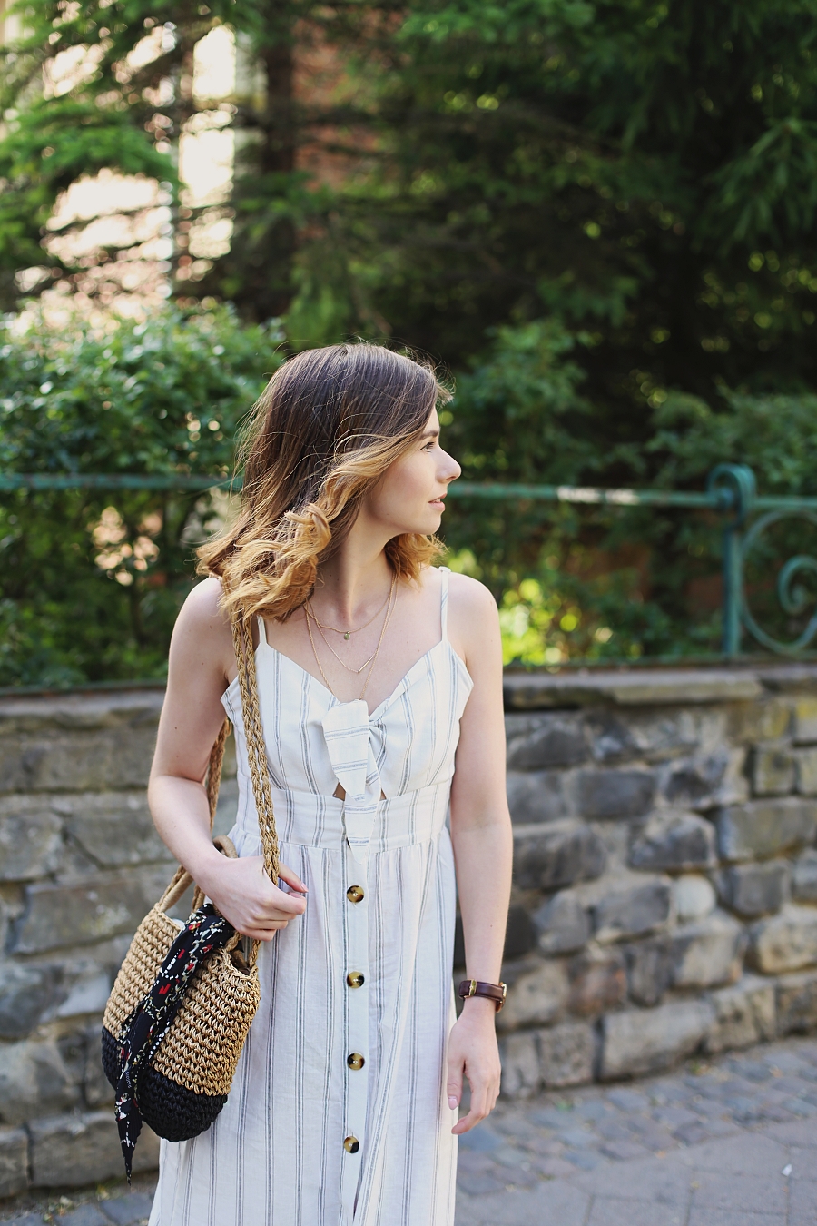 biała sukienka wiązana na biuście, pleciona torebka