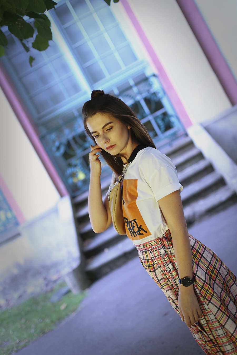 Sporty chic - spódnica w kratę, T-shirt i nerka