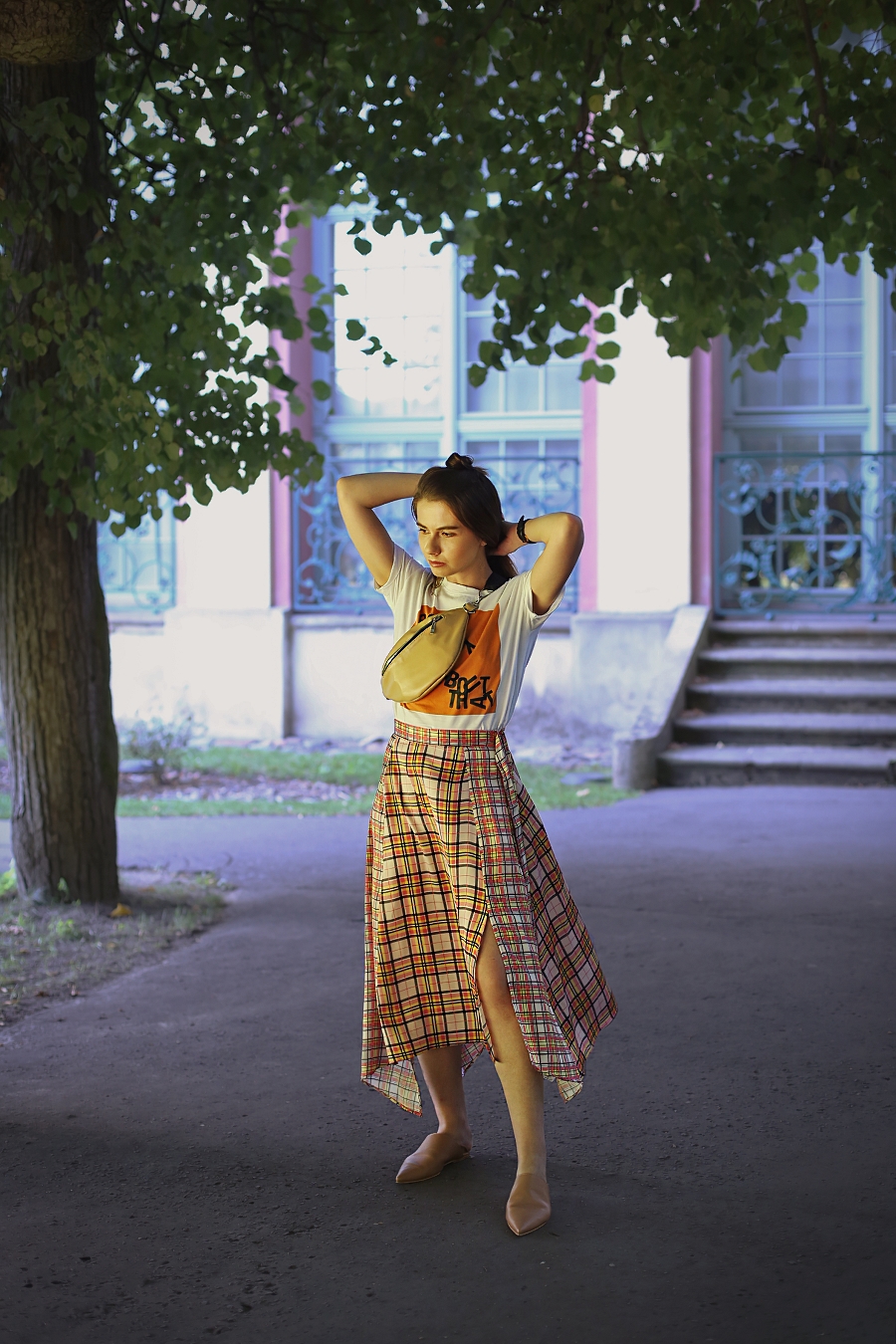 Sporty chic - spódnica w kratę, T-shirt i nerka