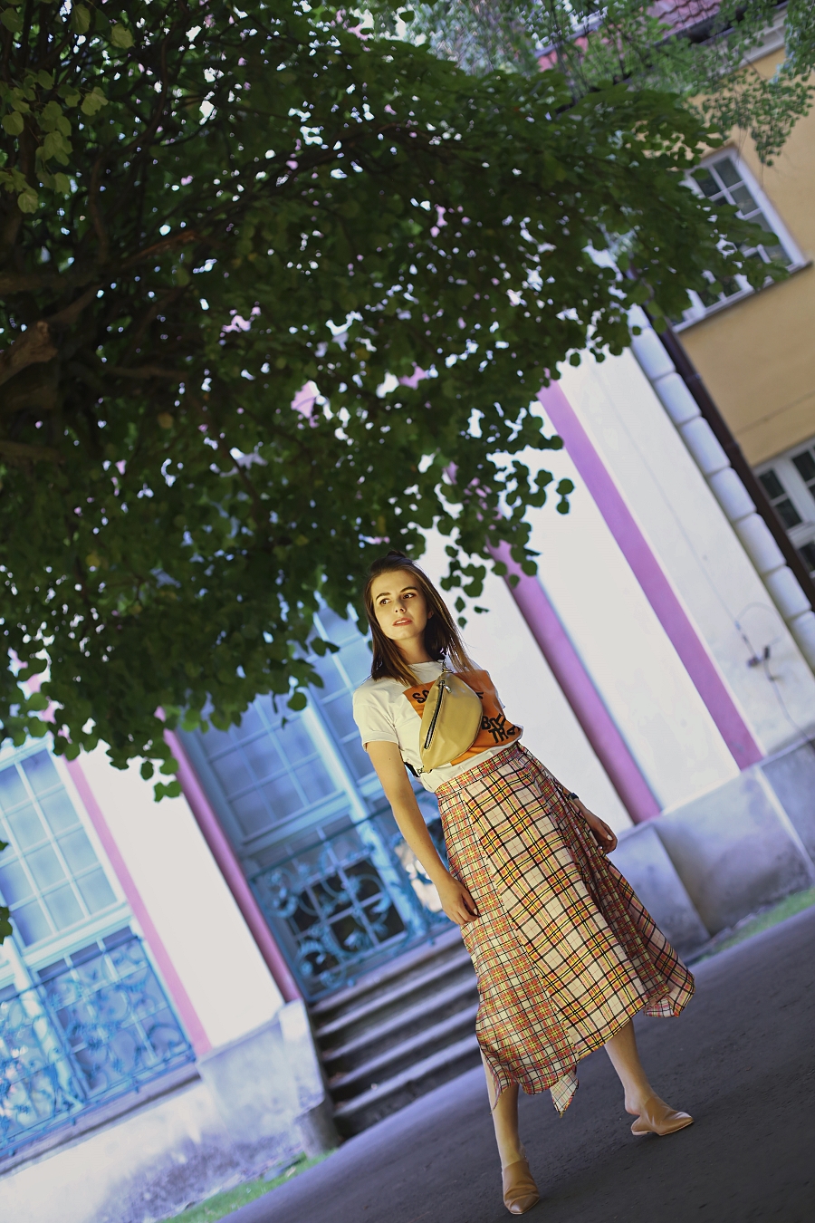 Sporty chic - spódnica w kratę, T-shirt i nerka