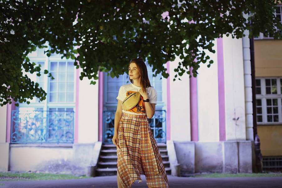 Sporty chic - spódnica w kratę, T-shirt i nerka