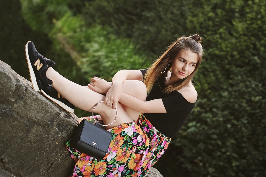 sporty chic - spódnica w kwiaty, top hiszpański dekolt, New Balance