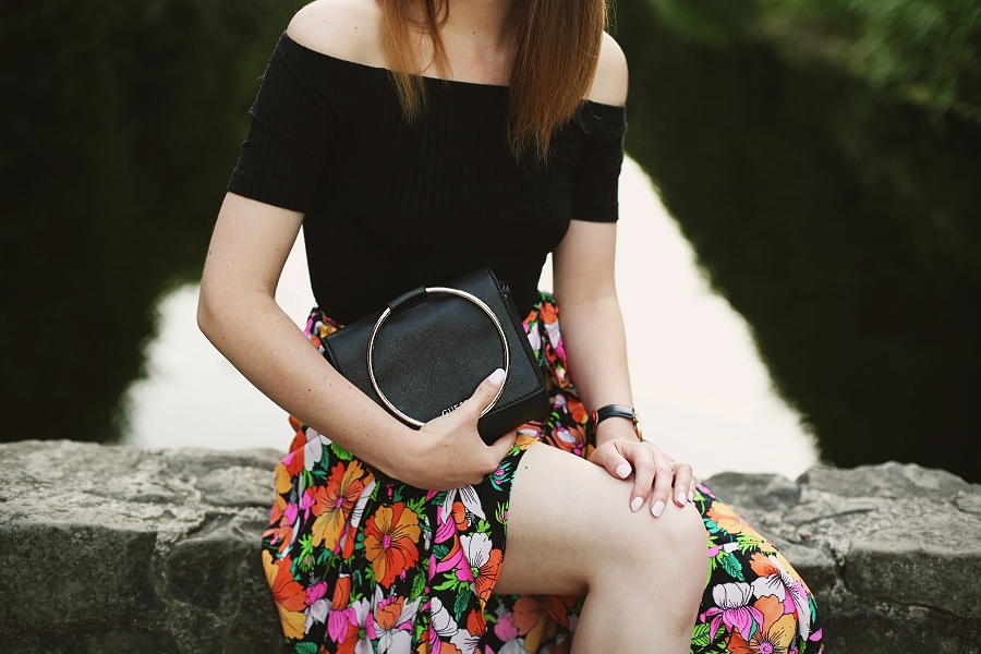 sporty chic - spódnica w kwiaty, top hiszpański dekolt