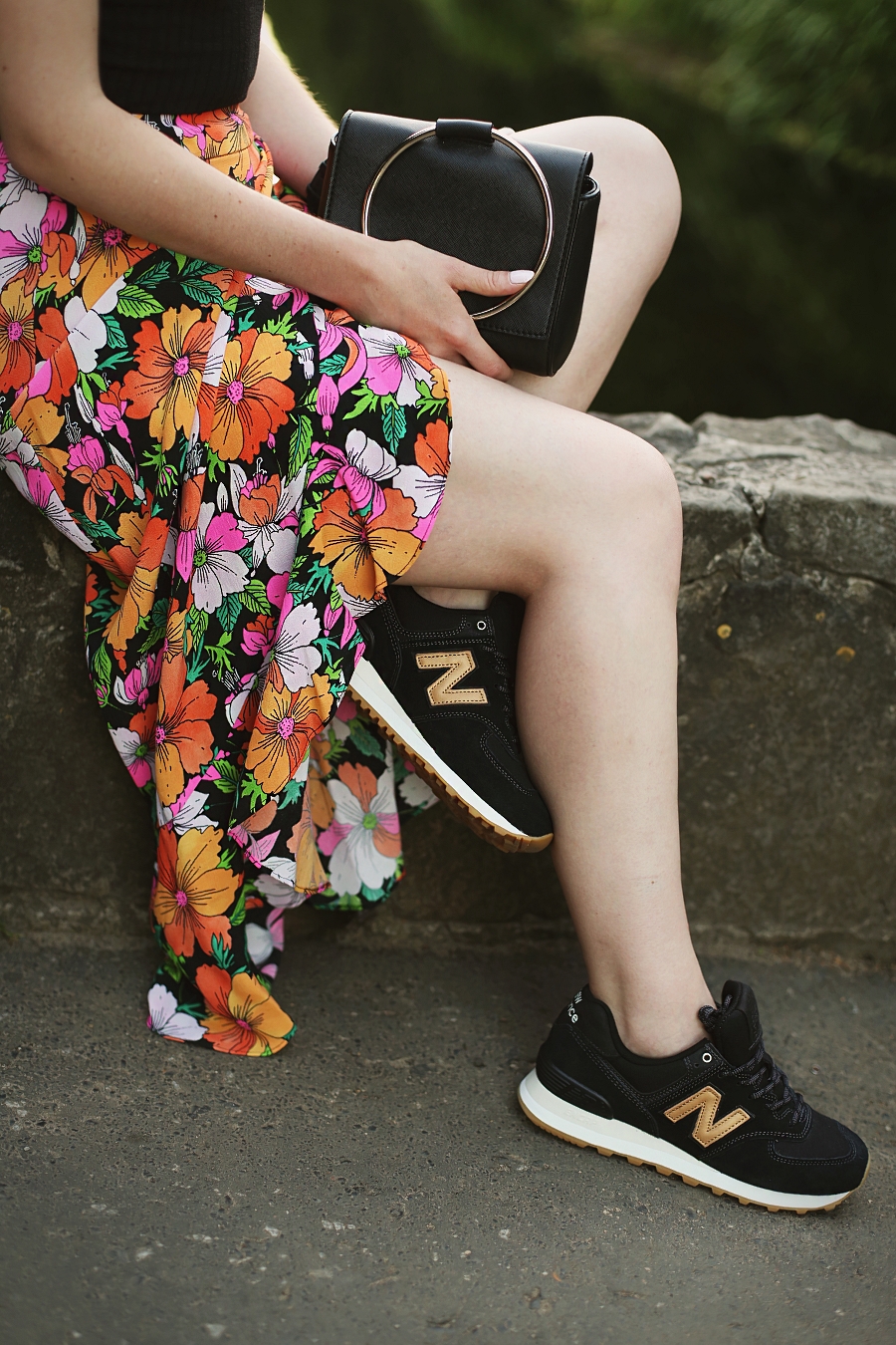 sporty chic - spódnica w kwiaty, top hiszpański dekolt, New Balance