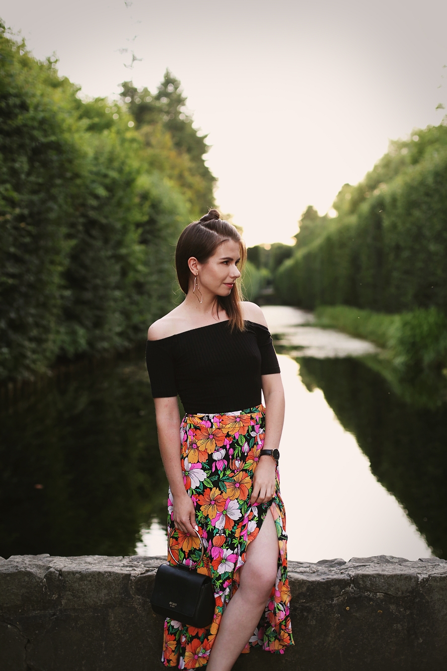 sporty chic - spódnica w kwiaty, top hiszpański dekolt,