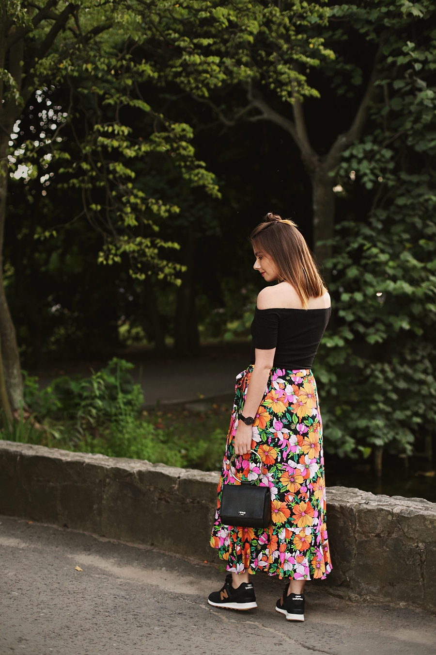 sporty chic - spódnica w kwiaty, top hiszpański dekolt, New Balance