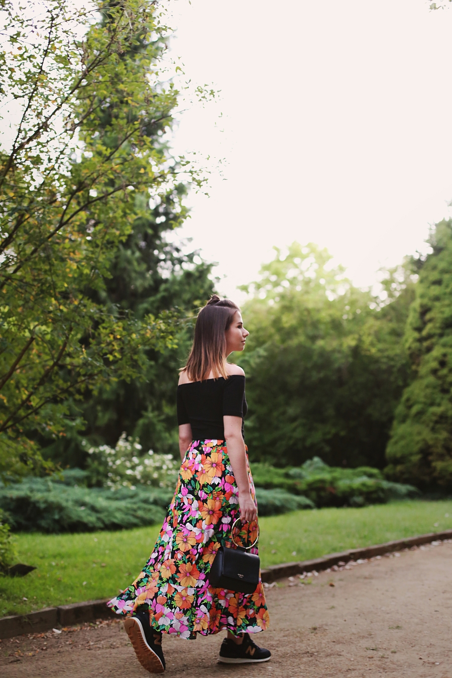 sporty chic - spódnica w kwiaty, top hiszpański dekolt, New Balance