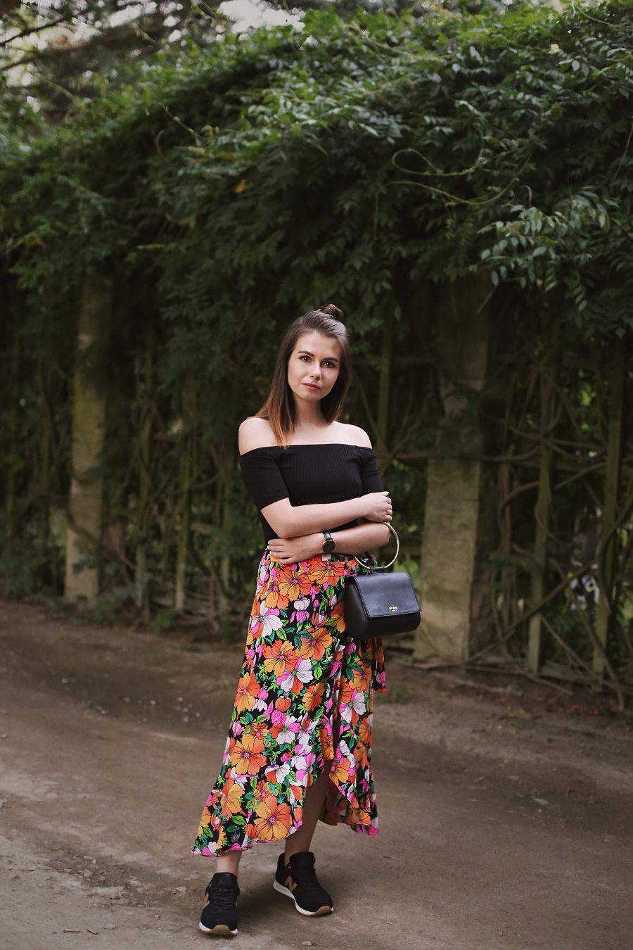 sporty chic - spódnica w kwiaty, top hiszpański dekolt, New Balance