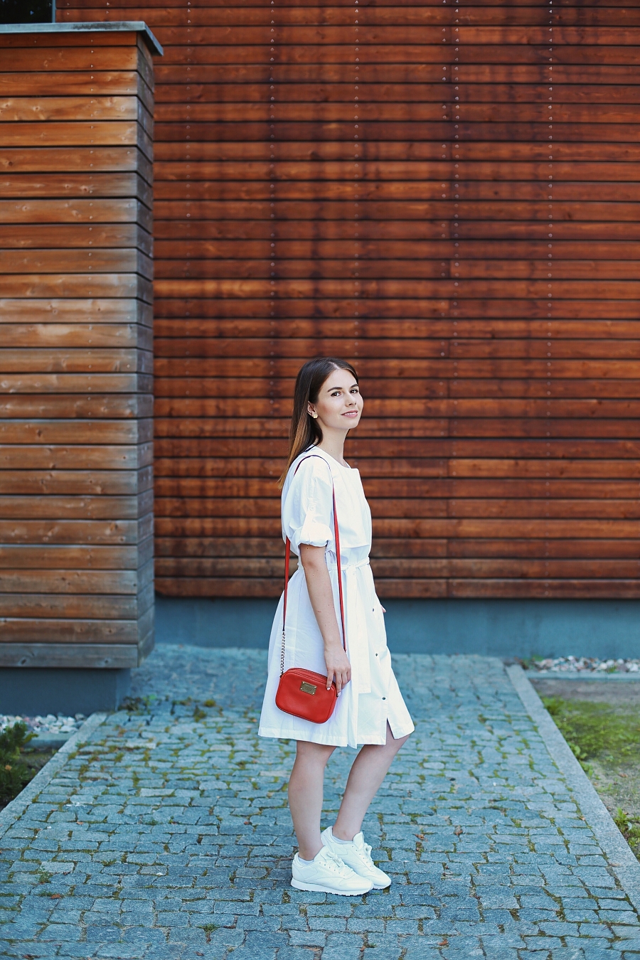 Sukienka trencz, torebka Michael Kors, buty Reebok