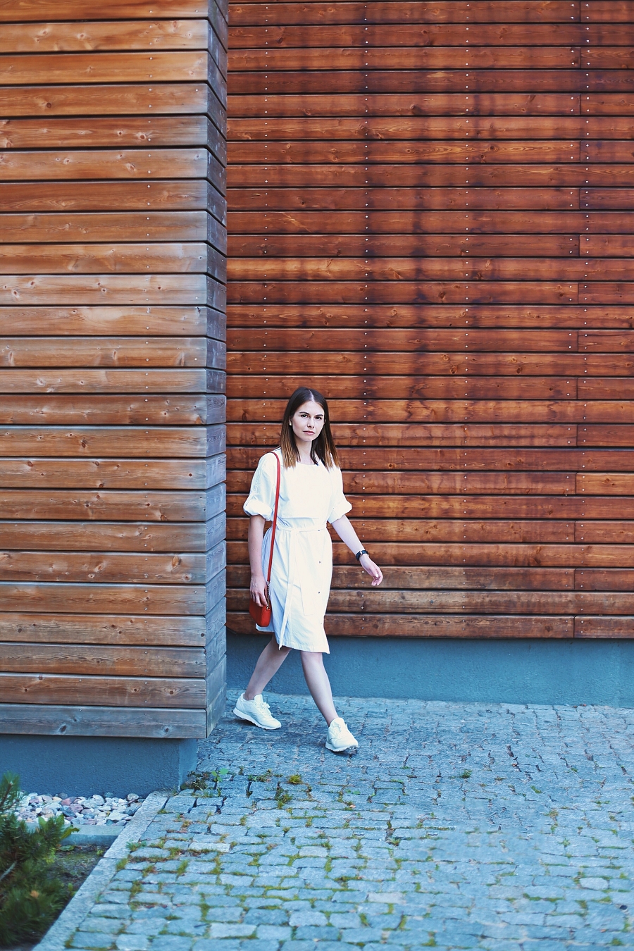 Sukienka trencz, torebka Michael Kors, buty Reebok