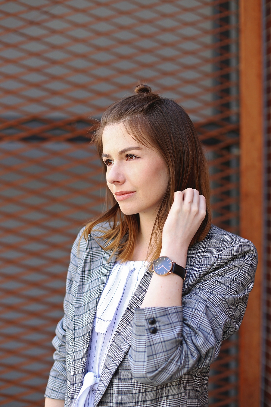 marynarka w kratę, biała sukienka