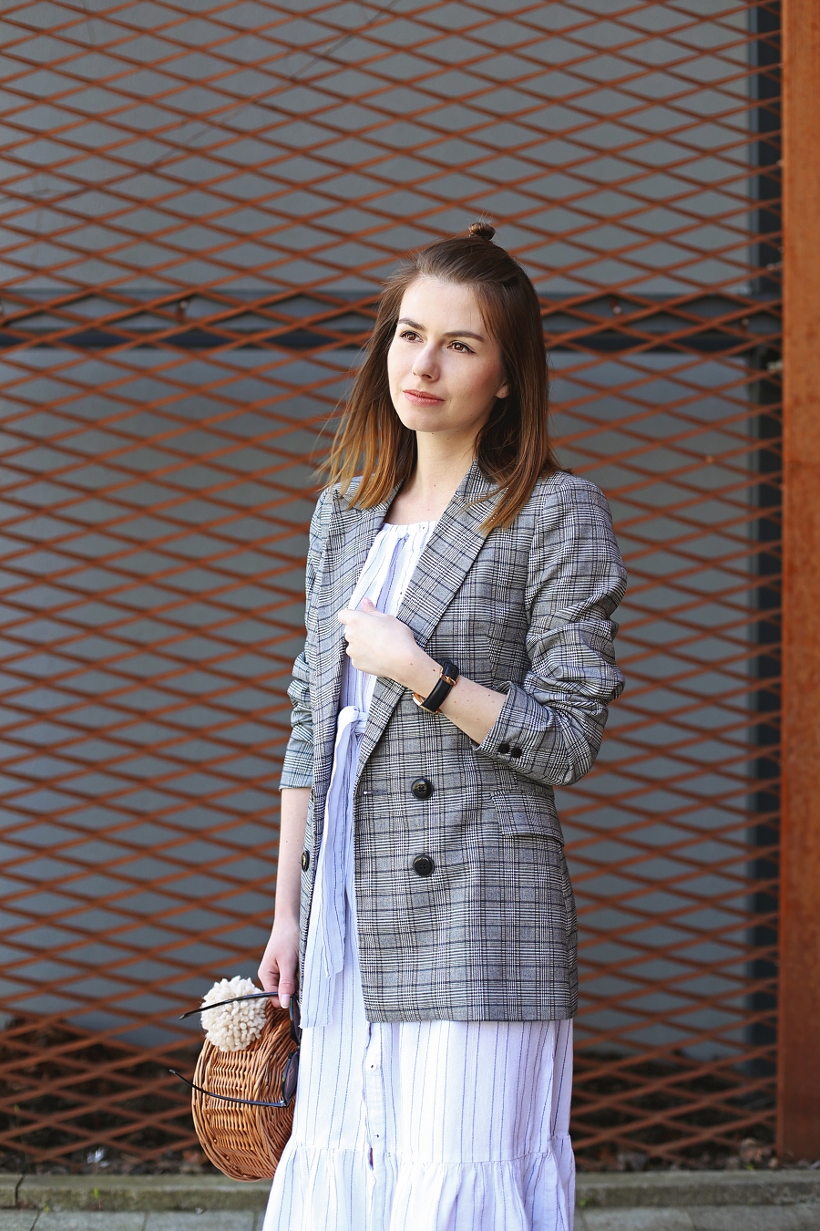 marynarka w kratę, biała sukienka, koszyk wiklinowy