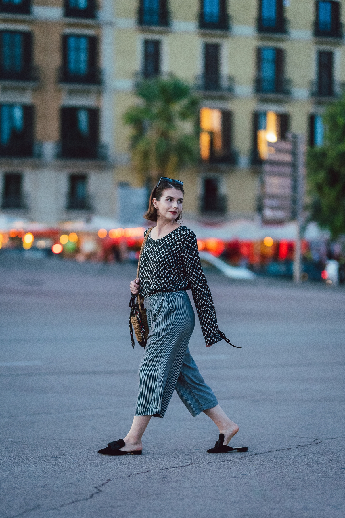 Culotty bluzka w trójkąty pleciona torebka koszyk