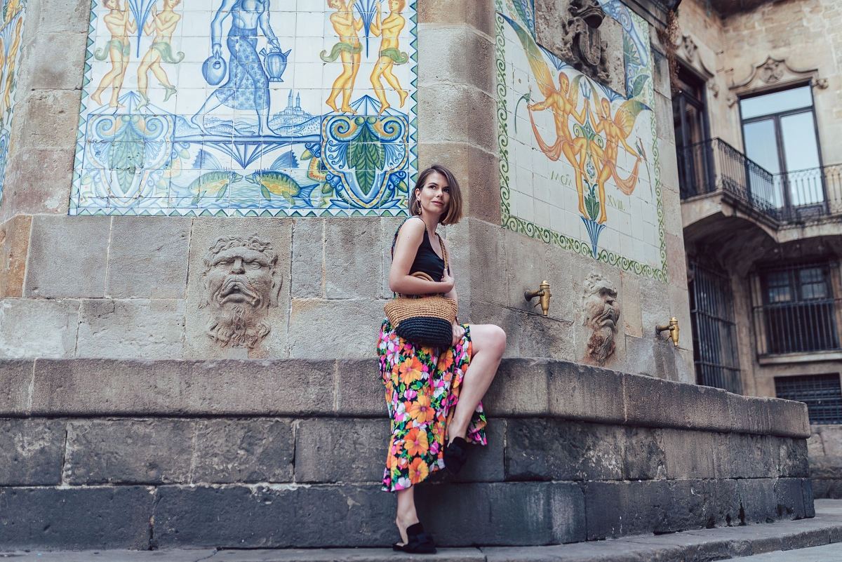 Barcelona sesja modowa kafle spódnica 7/8 klapki mules pleciona torebka