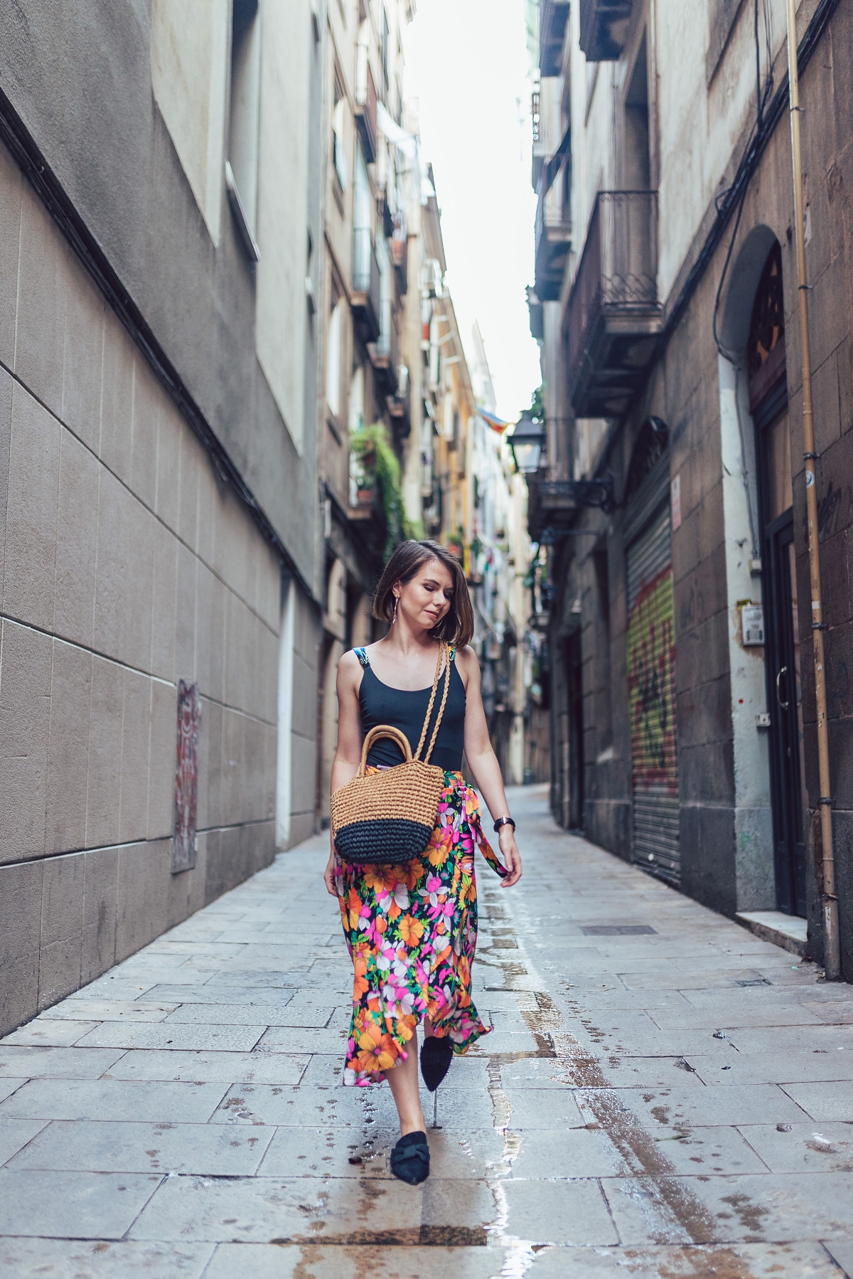 Barcelona sesja modowa spódnica 7/8 klapki mules pleciona torebka