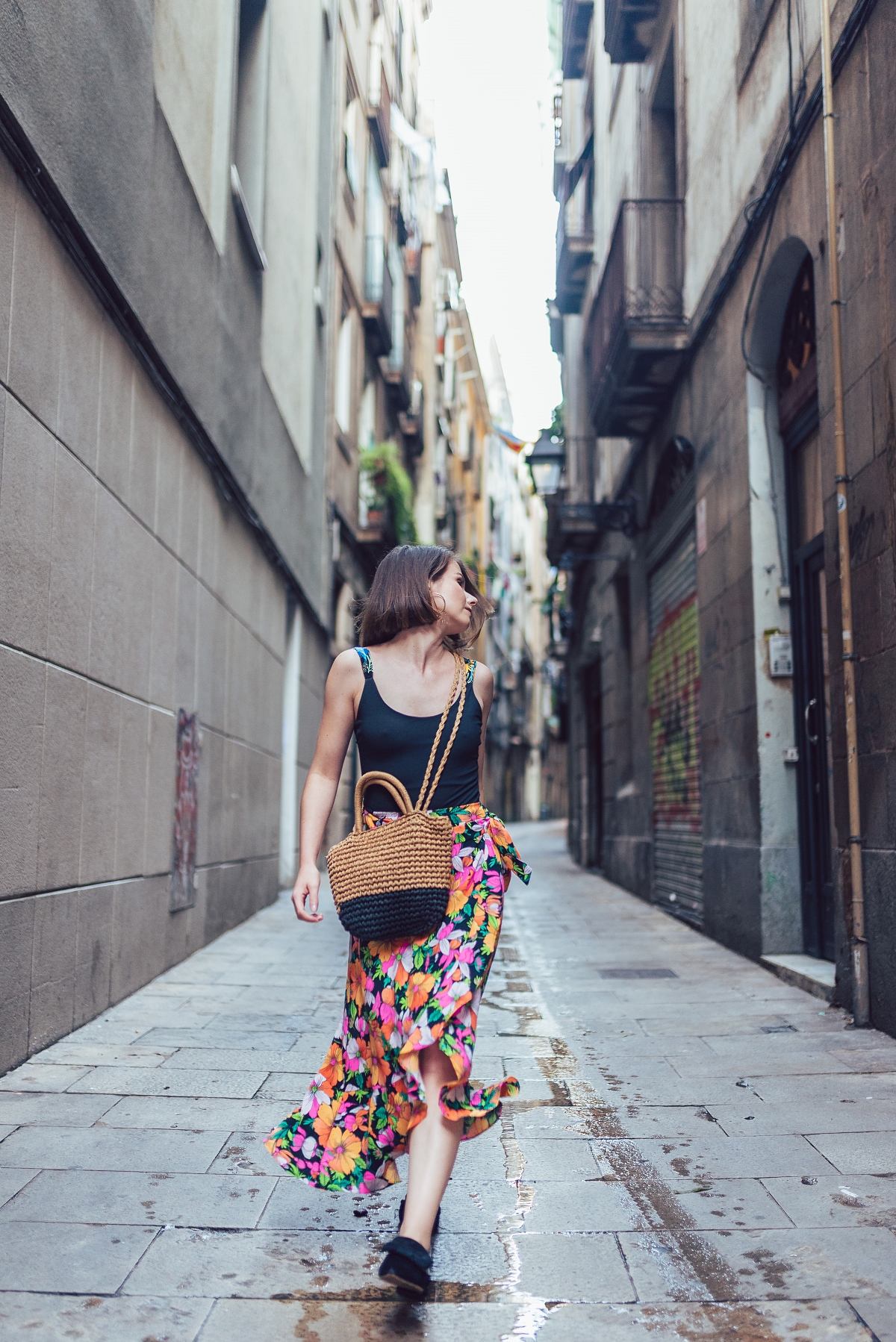 Barcelona sesja modowa spódnica 7/8 klapki mules pleciona torebka